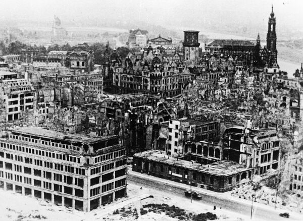 Дрезден в 1951 году еще в развалинах после войны Дрезден в 1951 году еще в развалинах после войны