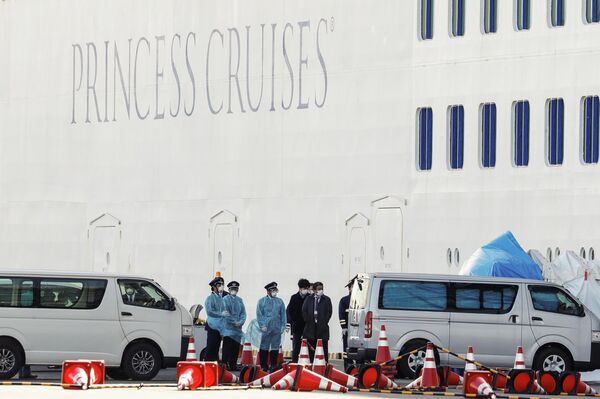 Круизное судно Diamond Princess в порту Йокогамы Круизное судно Diamond Princess в порту Йокогамы