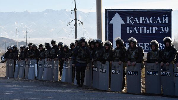 Полиция стоит вдоль дороги у села Масанчи в 250 км от Алматы Полиция стоит вдоль дороги у села Масанчи в 250 км от Алматы