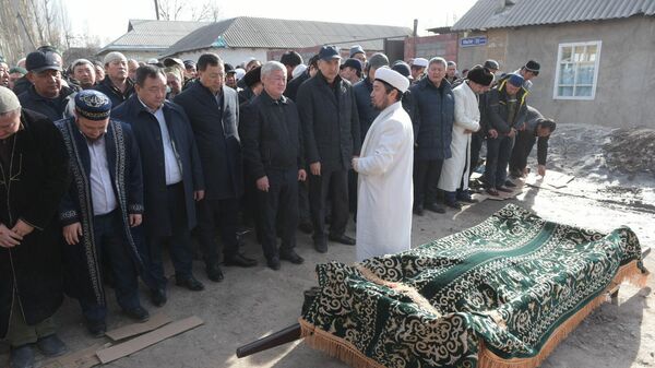 Вице-премьер Казахстана Бердибек Сапарбаев, аким области Аскар Мырзахметов и первый зампредседателя АНК Жансеит Туймебаев присутствуют на похоронах в селе Масанчи Вице-премьер Казахстана Бердибек Сапарбаев, аким области Аскар Мырзахметов и первый зампредседателя АНК Жансеит Туймебаев присутствуют на похоронах в селе Масанчи