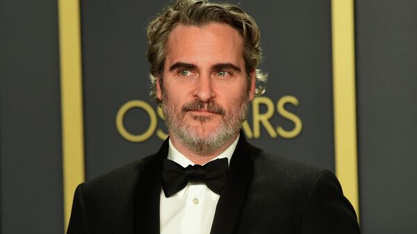 Актер Хоакин Феникс на церемонии вручения премии Оскар Актер Хоакин Феникс на церемонии вручения премии Оскар