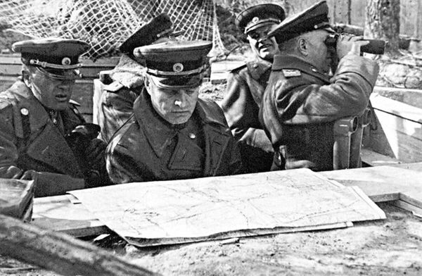 Начальник артиллерии 1-го Белорусского фронта генерал-полковник артиллерии В.И. Казаков (в центре) на наблюдательном пункте. Берлинская операция. Германия, май 1945 г. Начальник артиллерии 1-го Белорусского фронта генерал-полковник артиллерии В.И. Казаков (в центре) на наблюдательном пункте. Берлинская операция. Германия, май 1945 г.