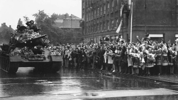 Население Чехословакии радостно встречает наших воинов - освободителей. Чехословакия, г. Прага, май 1945 г. Население Чехословакии радостно встречает наших воинов - освободителей. Чехословакия, г. Прага, май 1945 г.