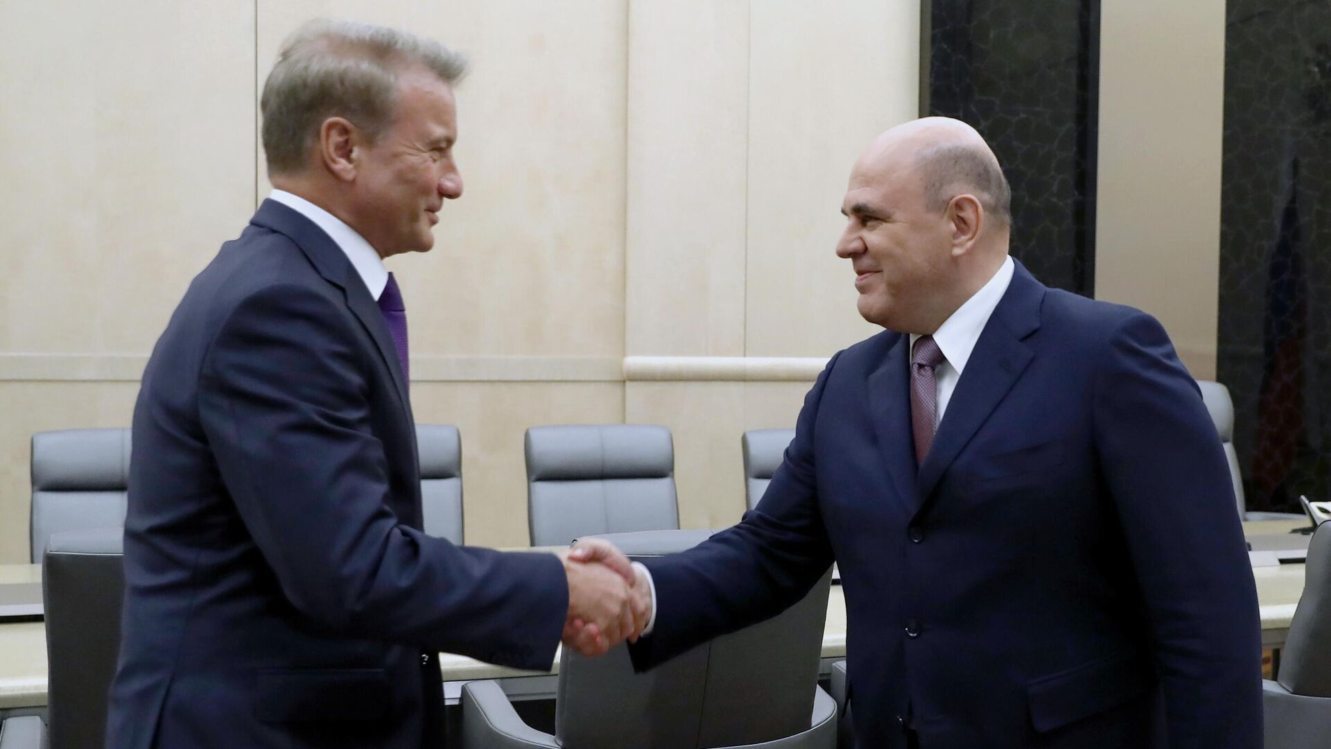 Председатель правительства РФ Михаил Мишустин и президент, председатель правления Сбербанка РФ Герман Греф во время встречи Председатель правительства РФ Михаил Мишустин и президент, председатель правления Сбербанка РФ Герман Греф во время встречи - РИА Новости, 1920, 24.09.2020