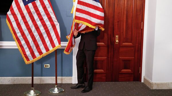 Сотрудник с американскими флагами в здании Капитолия США в Вашингтоне Сотрудник с американскими флагами в здании Капитолия США в Вашингтоне