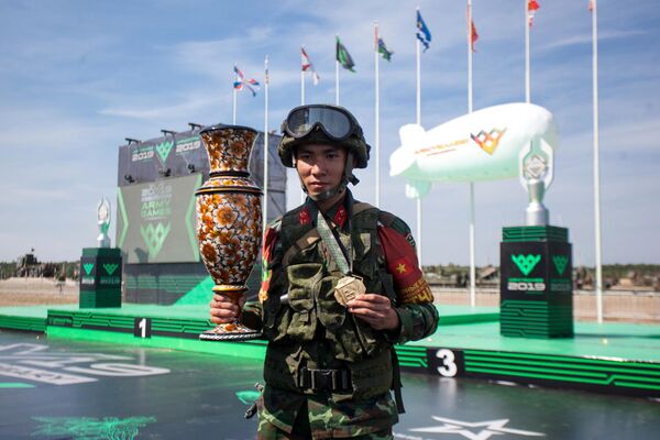 Военнослужащий команды Вьетнама во время церемонии награждения на полигоне Андреевский в Тюменской области в рамках Армейских международных игр-2019 Военнослужащий команды Вьетнама во время церемонии награждения на полигоне Андреевский в Тюменской области в рамках Армейских международных игр-2019