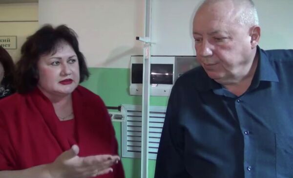 Ирина Каренькова и Александр Земляк в амбулатории на собрании с жителями станицы Ирина Каренькова и Александр Земляк в амбулатории на собрании с жителями станицы