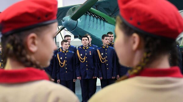 Ученики кадетской школы-интерната с первоначальной летной подготовкой имени трижды Героя Советского Союза А. И. Покрышкина на открытии экспозиции Самолеты Великой Отечественной войны Ученики кадетской школы-интерната с первоначальной летной подготовкой имени трижды Героя Советского Союза А. И. Покрышкина на открытии экспозиции Самолеты Великой Отечественной войны