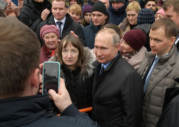 Президент РФ Владимир Путин фотографируется с жителями города после церемонии возложения цветов к памятнику первому мэру Санкт-Петербурга Анатолию Собчаку Президент РФ Владимир Путин фотографируется с жителями города после церемонии возложения цветов к памятнику первому мэру Санкт-Петербурга Анатолию Собчаку