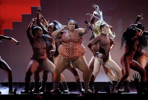 Певица Лиззо на церемонии вручения премии Brit Awards в Лондоне Певица Лиззо на церемонии вручения премии Brit Awards в Лондоне