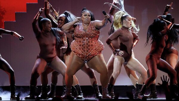 Певица Лиззо на церемонии вручения премии Brit Awards в Лондоне Певица Лиззо на церемонии вручения премии Brit Awards в Лондоне