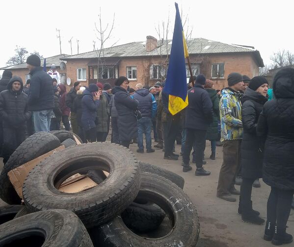 Акция протеста в Полтавской области против прибытия самолета с эвакуированными людьми из Китая Акция протеста в Полтавской области против прибытия самолета с эвакуированными людьми из Китая
