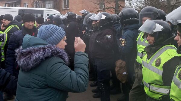 Акция протеста в Полтавской области против прибытия самолета с эвакуированными людьми из Китая Акция протеста в Полтавской области против прибытия самолета с эвакуированными людьми из Китая