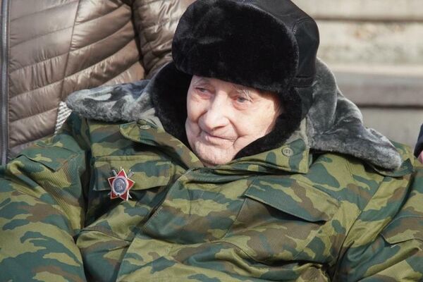 Парад для 102-летнего участника Великой Отечественной войны Мугина Нагаева в Уфе в День защитника Отечества Парад для 102-летнего участника Великой Отечественной войны Мугина Нагаева в Уфе в День защитника Отечества