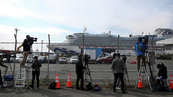 Журналисты у круизного лайнера Diamond Princess в порту Йокогама, Япония Журналисты у круизного лайнера Diamond Princess в порту Йокогама, Япония