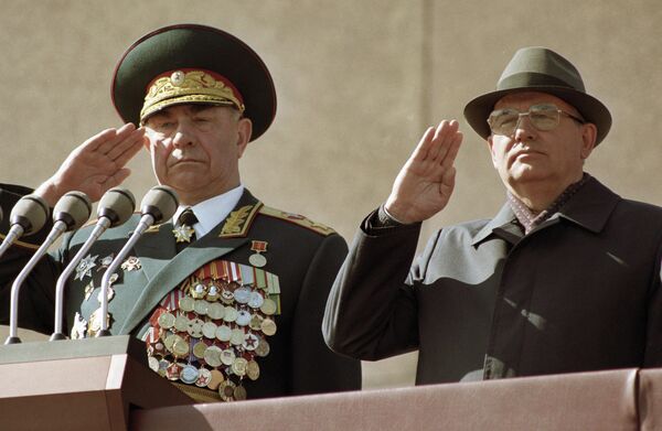 Президент СССР, Генеральный секретарь ЦК КПСС Михаил Горбачев (справа) и министр обороны СССР Дмитрий Язов (слева) на трибуне Мавзолея В. И. Ленина во время празднования 45-ой годовщины Победы в Великой Отечественной войне Президент СССР, Генеральный секретарь ЦК КПСС Михаил Горбачев (справа) и министр обороны СССР Дмитрий Язов (слева) на трибуне Мавзолея В. И. Ленина во время празднования 45-ой годовщины Победы в Великой Отечественной войне
