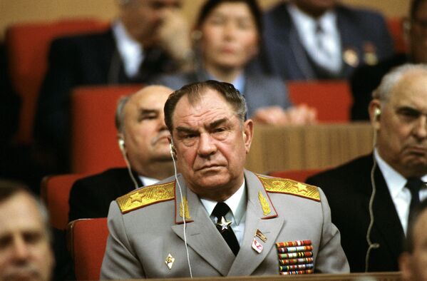 Дмитрий Тимофеевич Язов, министр обороны СССР, в президиуме совместного торжественного заседания ЦК КПСС, Верховного Совета СССР и Верховного Совета РСФСР, посвященного 70-летию Октября Дмитрий Тимофеевич Язов, министр обороны СССР, в президиуме совместного торжественного заседания ЦК КПСС, Верховного Совета СССР и Верховного Совета РСФСР, посвященного 70-летию Октября
