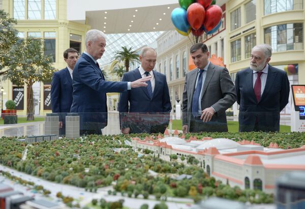 Президент РФ Владимир Путин в новом детском парке развлечений Остров мечты Президент РФ Владимир Путин в новом детском парке развлечений Остров мечты