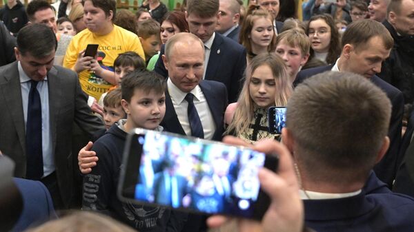 Президент России Владимир Путин в новом детском парке развлечений Остров мечты Президент России Владимир Путин в новом детском парке развлечений Остров мечты
