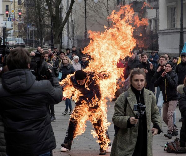Мужчина поджог себя во время акции протеста в Киеве Мужчина поджог себя во время акции протеста в Киеве
