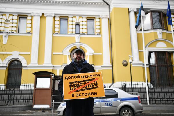 Исполнительный директор МИА Россия сегодня Кирилл Вышинский участвует в пикете у посольства Эстонии в Москве Исполнительный директор МИА Россия сегодня Кирилл Вышинский участвует в пикете у посольства Эстонии в Москве