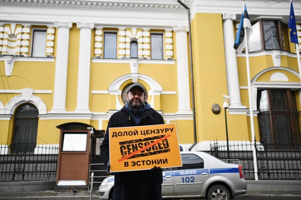 Исполнительный директор МИА Россия сегодня Кирилл Вышинский участвует в пикете у посольства Эстонии в Москве Исполнительный директор МИА Россия сегодня Кирилл Вышинский участвует в пикете у посольства Эстонии в Москве