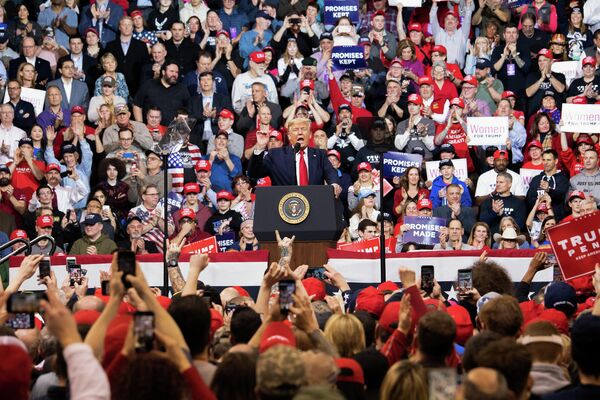 Президент США Дональд Трамп во время выступления на предвыборном митинге в штате Нью-Гэмпшир Президент США Дональд Трамп во время выступления на предвыборном митинге в штате Нью-Гэмпшир