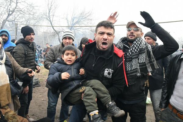 Беженцы возле КПП Пазаркуле (Pazarkule) на границе Турции и Греции Беженцы возле КПП Пазаркуле (Pazarkule) на границе Турции и Греции