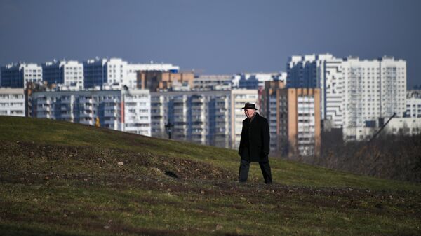 Мужчина в Коломенском парке в Москве Мужчина в Коломенском парке в Москве