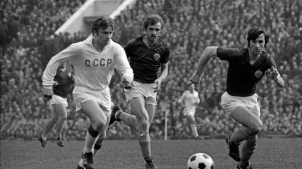 Игровой момент четвертьфинального матча чемпионата Европы 1972 года между сборными СССР и Югославии Игровой момент четвертьфинального матча чемпионата Европы 1972 года между сборными СССР и Югославии