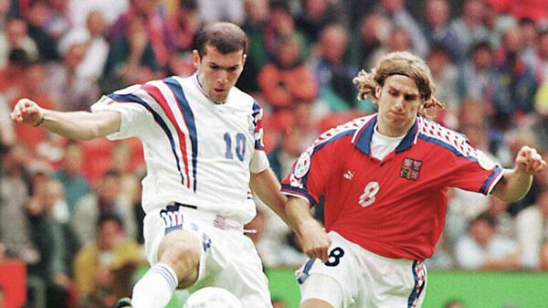Слева направо: Зинедин Зидан (Франция) и Карел Поборски (Чехия) в полуфинальном матче ЕВРО-1996