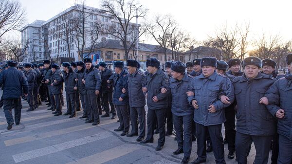Сотрудники милиции Киргизии во время митинга оппозиции в Бишкеке Сотрудники милиции Киргизии во время митинга оппозиции в Бишкеке