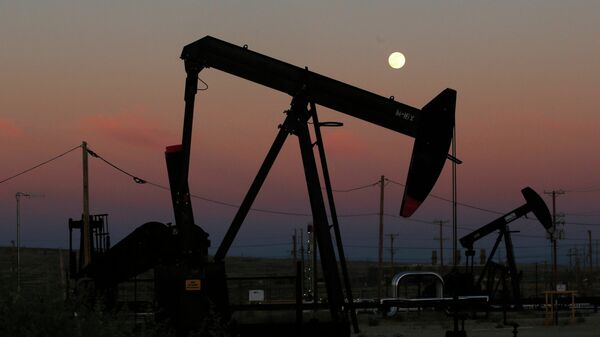 Нефтяные вышки в Маккитрике, штат Калифорния Нефтяные вышки в Маккитрике, штат Калифорния