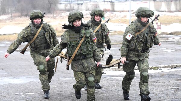 Участницы конкурса красоты среди женщин-военнослужащих Ракетных войск стратегического назначения Макияж под камуфляж во время прохождения полосы препятствий на полигоне в Переславле-Залесском Участницы конкурса красоты среди женщин-военнослужащих Ракетных войск стратегического назначения Макияж под камуфляж во время прохождения полосы препятствий на полигоне в Переславле-Залесском