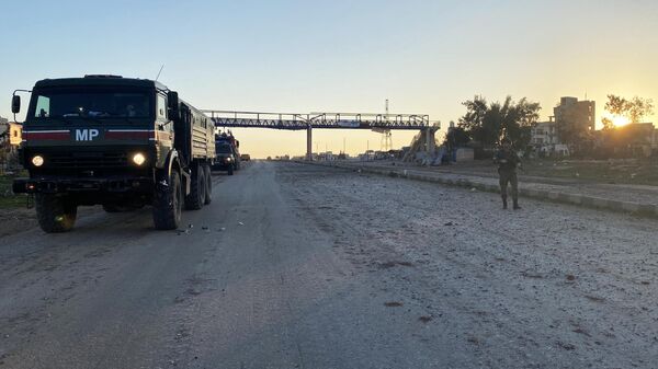 Патруль российской военной полиции в районе освобожденного от боевиков города Саракеб в провинции Идлиб Патруль российской военной полиции в районе освобожденного от боевиков города Саракеб в провинции Идлиб