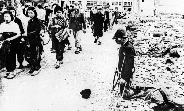 Вторая мировая война 1939-1945 годов.
На улицах Токио, подвергшихся американской бомбардировке Вторая мировая война 1939-1945 годов.
На улицах Токио, подвергшихся американской бомбардировке