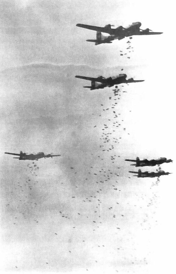 Самолеты Boeing B-29S сбрасывают бомбы на Японию Самолеты Boeing B-29S сбрасывают бомбы на Японию