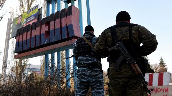 Ополченцы у стелы на въезде в Донецк Ополченцы у стелы на въезде в Донецк
