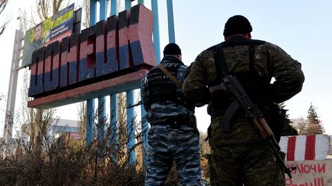 Ополченцы у стелы на въезде в Донецк Ополченцы у стелы на въезде в Донецк