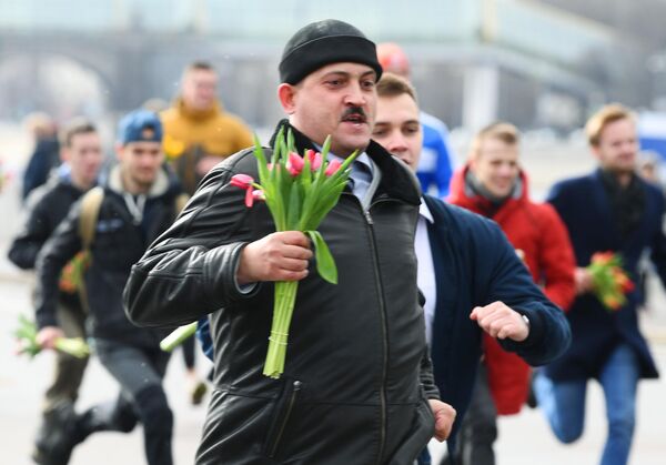 Участники забега Цветы любимым! в рамках празднования Международного женского дня на Пушкинской набережной в Парке Горького в Москве Участники забега Цветы любимым! в рамках празднования Международного женского дня на Пушкинской набережной в Парке Горького в Москве