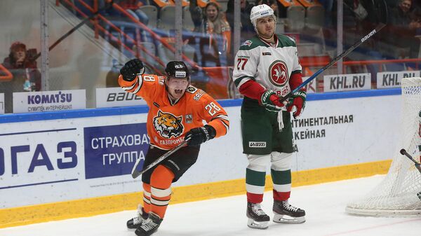Нападающий ХК Амур Денис Голубев Нападающий ХК Амур Денис Голубев