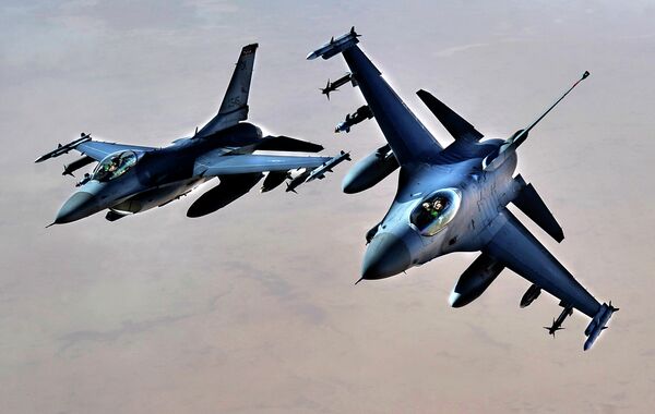 Истребители ВВС США F-16 над территорией Ирака Истребители ВВС США F-16 над территорией Ирака