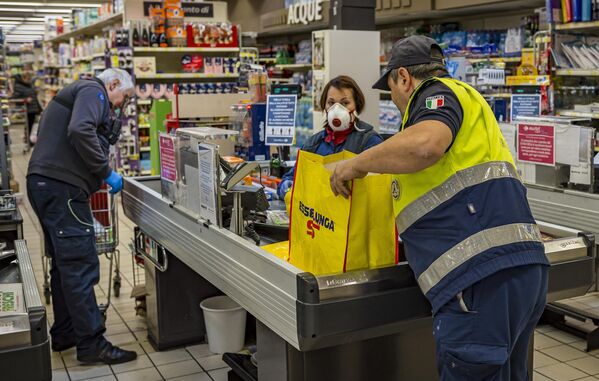 Сотрудники социальной службы покупают продукты людям пожилого возраста для предотвращения распространения инфекции Сотрудники социальной службы покупают продукты людям пожилого возраста для предотвращения распространения инфекции