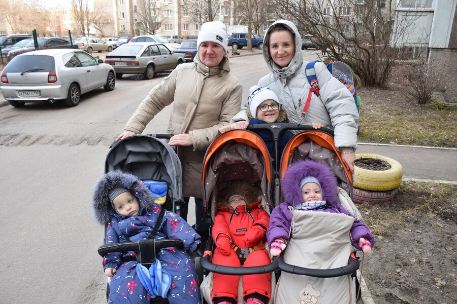 Родившая тройню жительница Воронежа Наталья Стороженко, с детьми Родившая тройню жительница Воронежа Наталья Стороженко, с детьми