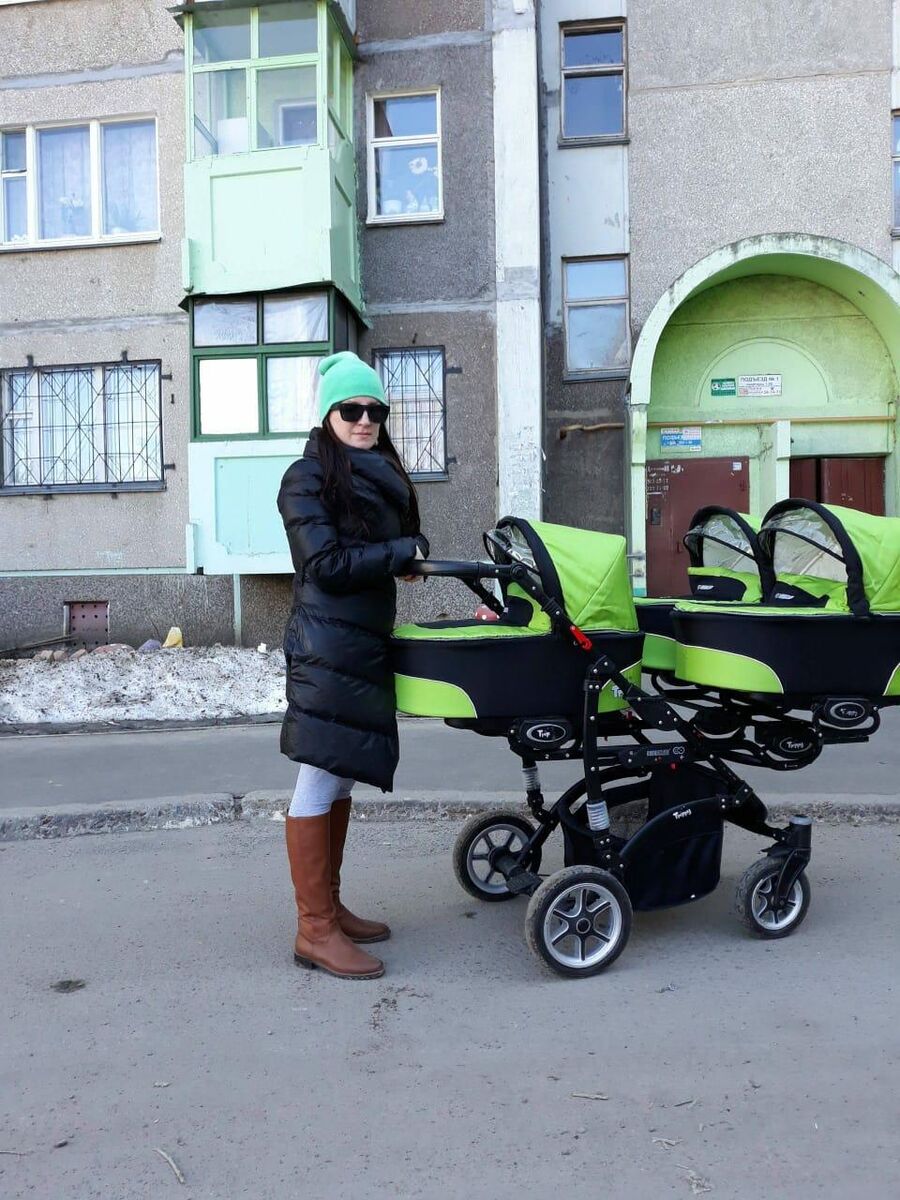 Наталья на прогулке с тройней Наталья на прогулке с тройней