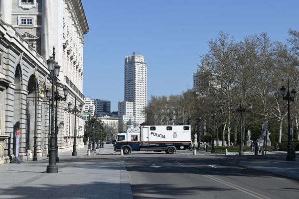Перекрытая улица возле Королевского дворца в Мадриде Перекрытая улица возле Королевского дворца в Мадриде