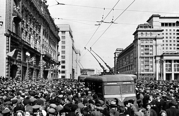 9 мая 1945 года. У здания американского посольства на Моховой улице в Москве 9 мая 1945 года. У здания американского посольства на Моховой улице в Москве