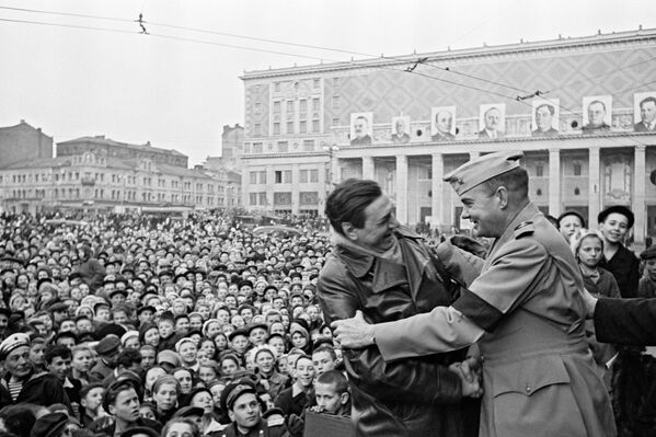 Встреча с американским военным на митинге в Москве на площади Маяковского 9 мая 1945 Встреча с американским военным на митинге в Москве на площади Маяковского 9 мая 1945