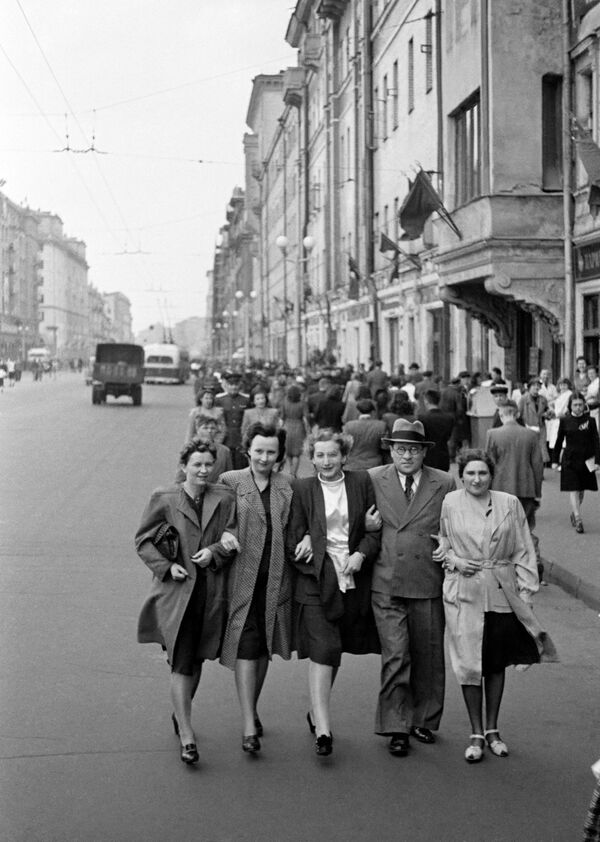 Москвичи на улице Горького (Тверская). 9 мая 1945 года Москвичи на улице Горького (Тверская). 9 мая 1945 года