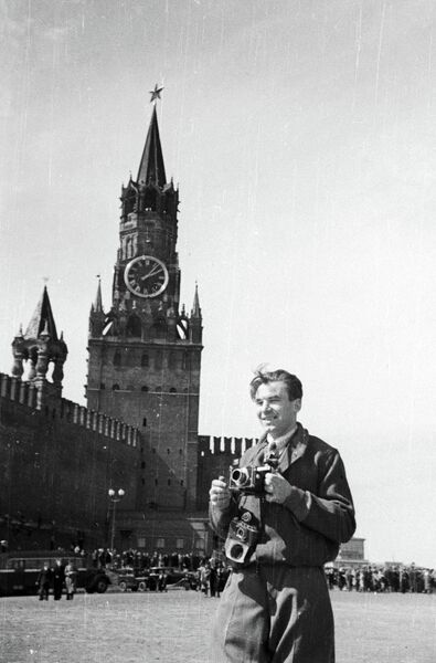 Фоторепортер А. Красавин на Красной площади в День Победы Фоторепортер А. Красавин на Красной площади в День Победы